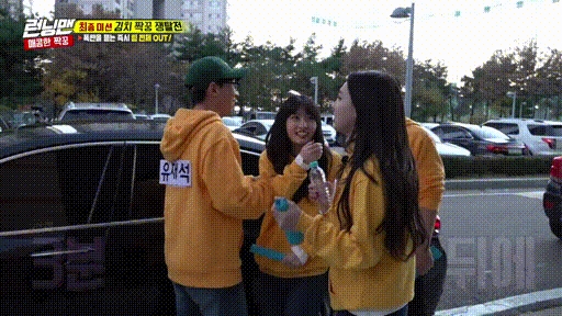 SBS 사장님차에 타려는 트와이스 나연.jpgif | 인스티즈