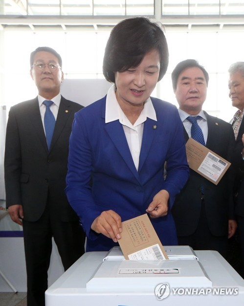 사전투표하는 추미애 .jpg | 인스티즈