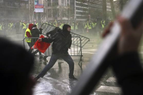 다른 유럽 국가들에 퍼지고 있는 프랑스 노란 조끼 시위.jpg | 인스티즈