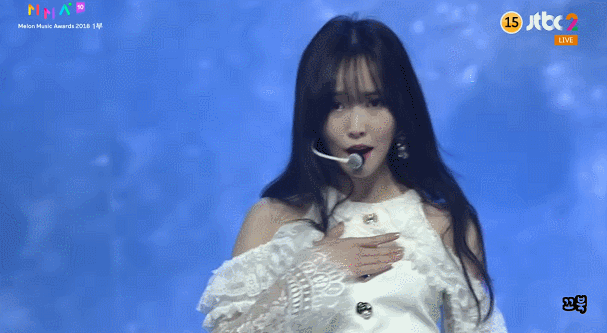 여자친구 무대 중 터진 폭약에 숨넘어갈 뻔한 블랙핑크 제니 여사.gif | 인스티즈