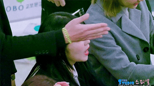 아이린이 경호원을 쳐다볼 때.gif | 인스티즈