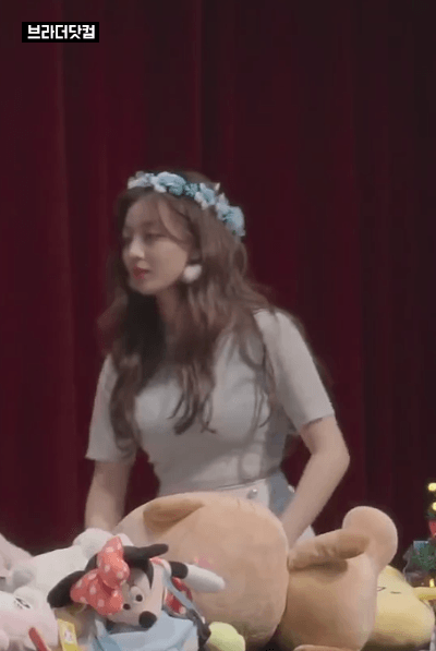 스트레칭 하는 트와이스 지효.gif | 인스티즈