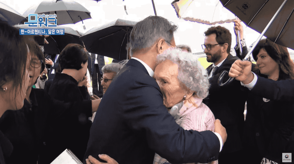 아르헨티나 5월 광장 어머니회 희생자 어머니를 안아주는 문재인 대통령 | 인스티즈