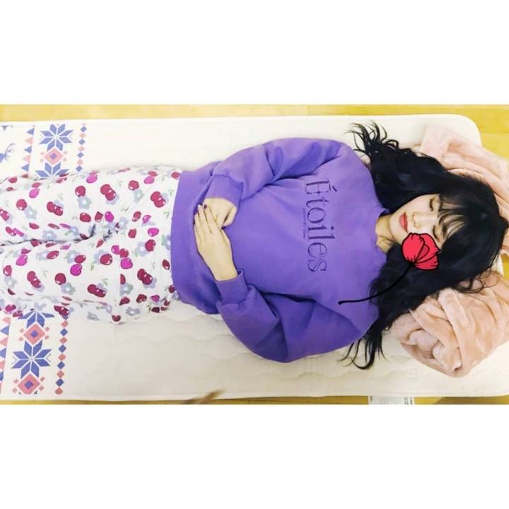 최화정씨에게 선물받은 전기매트 인증하는 트와이스 모모.jpg | 인스티즈