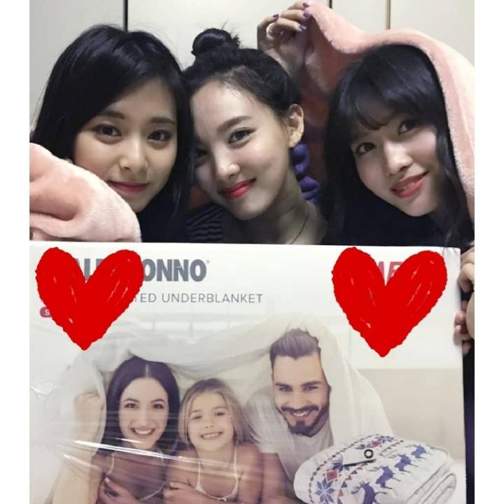 최화정씨에게 선물받은 전기매트 인증하는 트와이스 모모.jpg | 인스티즈