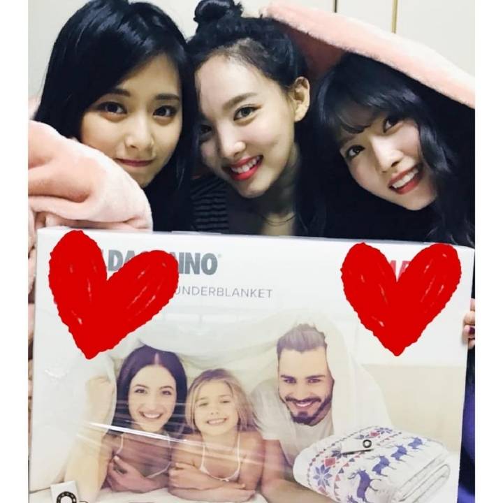 최화정씨에게 선물받은 전기매트 인증하는 트와이스 모모.jpg | 인스티즈