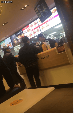 맥날 알바생에게 햄버거 던지는 남자.gif | 인스티즈