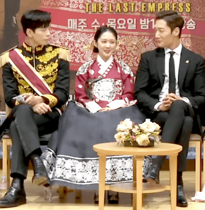 [황후의품격] 팔짱끼라는 사회자 말에 남주에게 자기 팔 내주는 여주 | 인스티즈