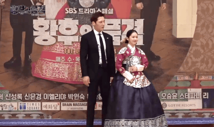 [황후의품격] 팔짱끼라는 사회자 말에 남주에게 자기 팔 내주는 여주 | 인스티즈