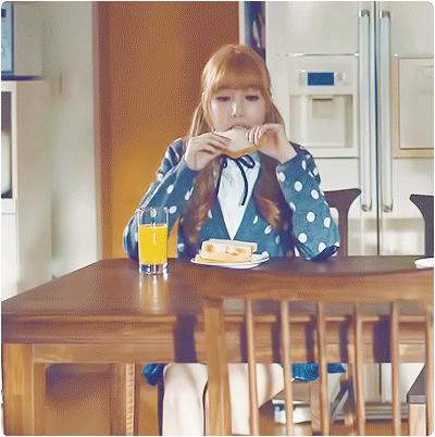 빵을 좋아하는 여자친구 예린이.gif | 인스티즈