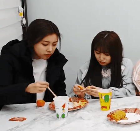 아이즈원) 먹방 강혜원-나코 엄마와 딸 캐미.gif | 인스티즈