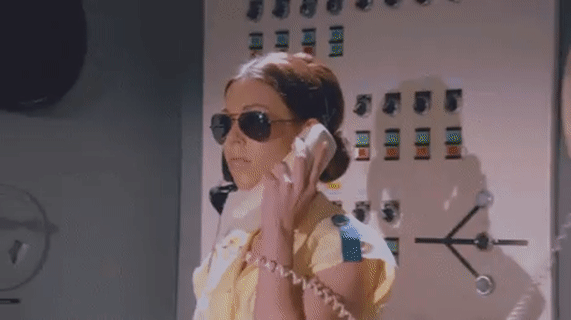 전화 받을때 조심해야 되는 이유.gif | 인스티즈