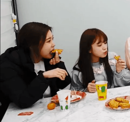 아이즈원) 먹방 강혜원-나코 엄마와 딸 캐미.gif | 인스티즈