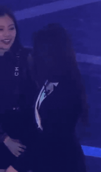 제니 챙기는 아이린.jpgif | 인스티즈