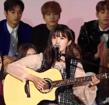 팬들이 선물로보내준 기타를 들고 MAMA에나온 프로미스나인 송하영.GIF | 인스티즈