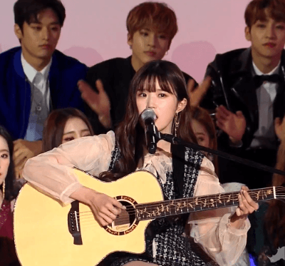 팬들이 선물한 기타 들고 MAMA에 나온 송하영.gif | 인스티즈