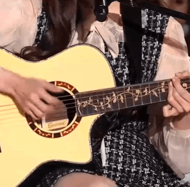 팬들이 선물로보내준 기타를 들고 MAMA에나온 프로미스나인 송하영.GIF | 인스티즈