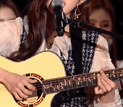 팬들이 선물한 기타 들고 MAMA에 나온 송하영.gif | 인스티즈