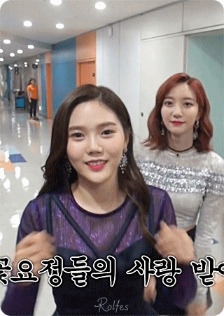 쇼챔 비하인드 오마이걸 멤버들 뽀뽀 엔딩.gif | 인스티즈