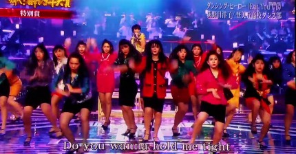 셀럽파이브의 원조 토미오카 고교댄스클럽(TDC)와 원곡자 요코 오기노메가 콜라보한 일본 시상식 무대 | 인스티즈