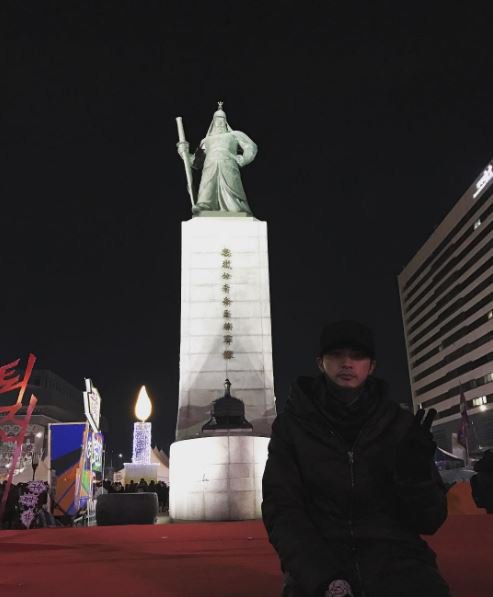 박근혜 탄핵 촛불집회를 출석체크 하듯이 나갔던 남자 배우.jpg | 인스티즈
