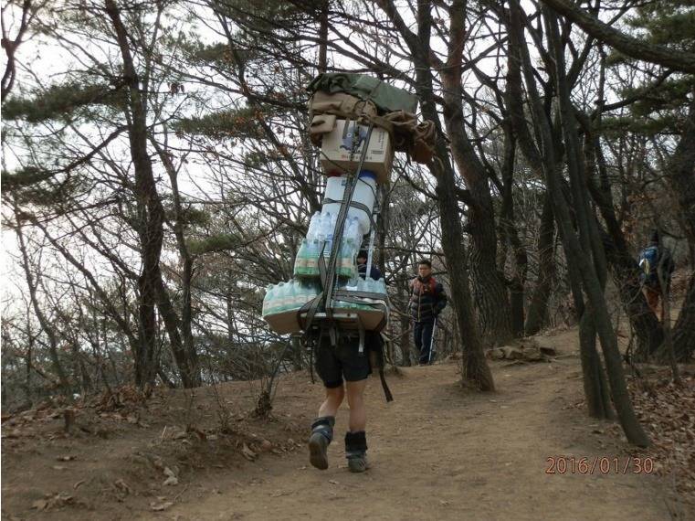 산 정상에서 물 한병에 2천원에 파는 이유 | 인스티즈