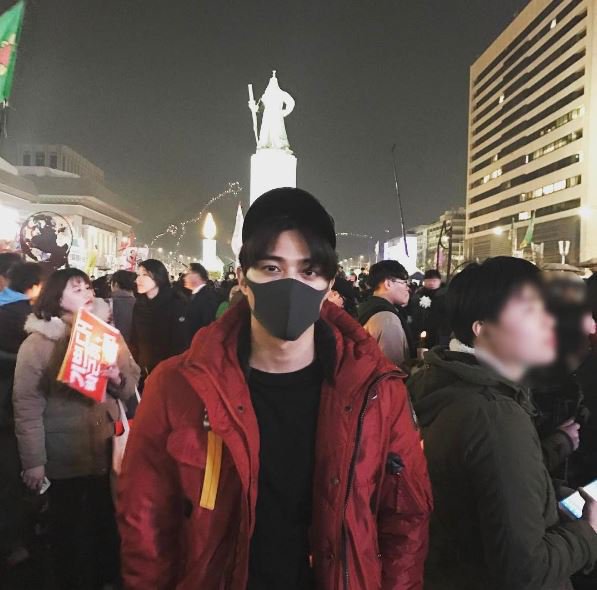 박근혜 탄핵 촛불집회를 출석체크 하듯이 나갔던 남자 배우.jpg | 인스티즈
