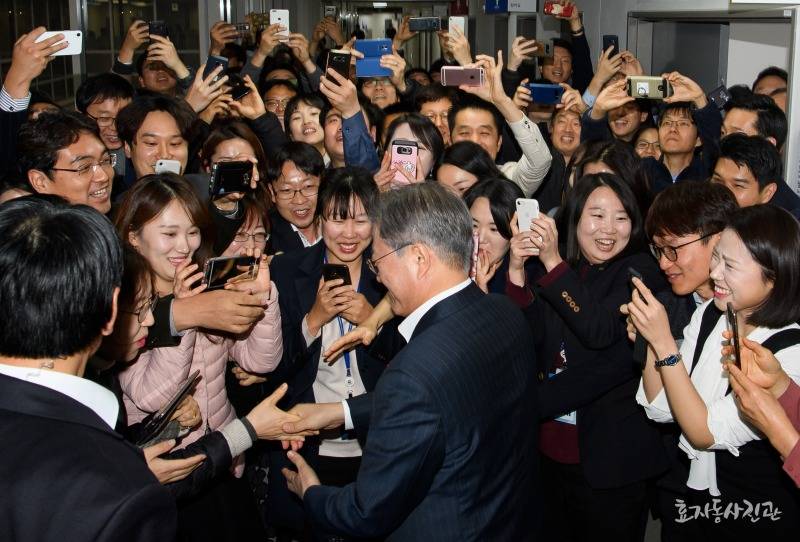 문 대통령과 공무원들의 만남 | 인스티즈