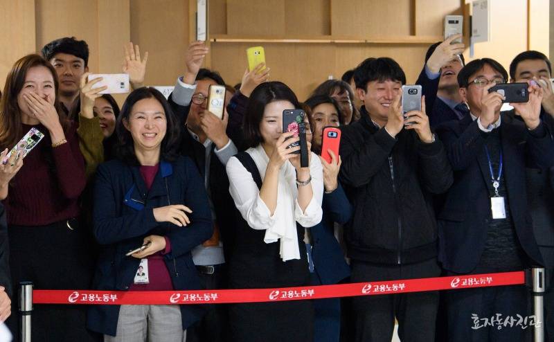 문 대통령과 공무원들의 만남 | 인스티즈