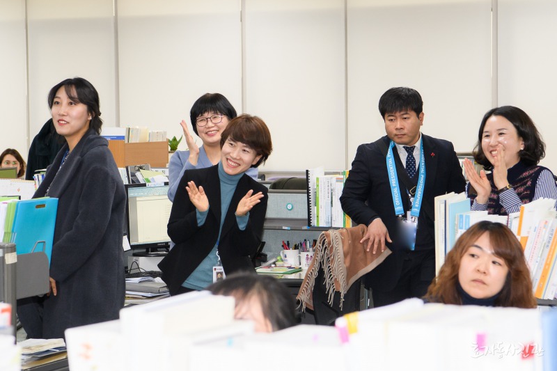 문 대통령과 공무원들의 만남 | 인스티즈