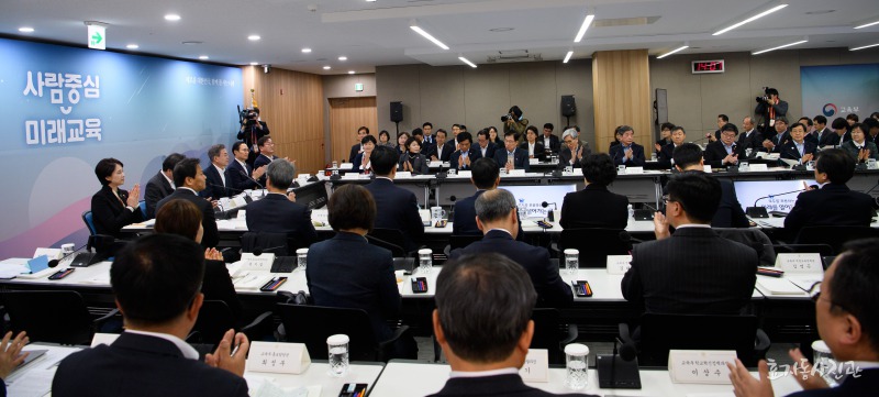 문 대통령과 공무원들의 만남 | 인스티즈