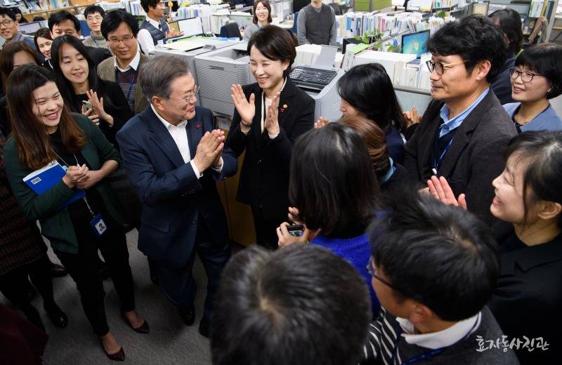 문 대통령과 공무원들의 만남 | 인스티즈