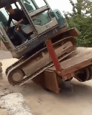 초보 포크레인기사 상차실패.gif | 인스티즈