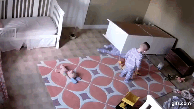 두살 아기가 쌍둥이 동생을 구하는 모습 (feat 애들방에 벽에 고정시키는 서랍장을 둬야 하는 이유) | 인스티즈
