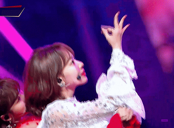 홍콩 MAMA 주사위 6 나온 미야와키 사쿠라 .gif | 인스티즈