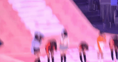 몸 안좋아서 멤버들 부축받으며 나가는 설현.gif | 인스티즈