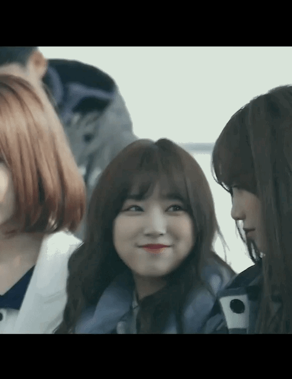 아이즈원) 유리 바라보며 웃는 나코 | 인스티즈