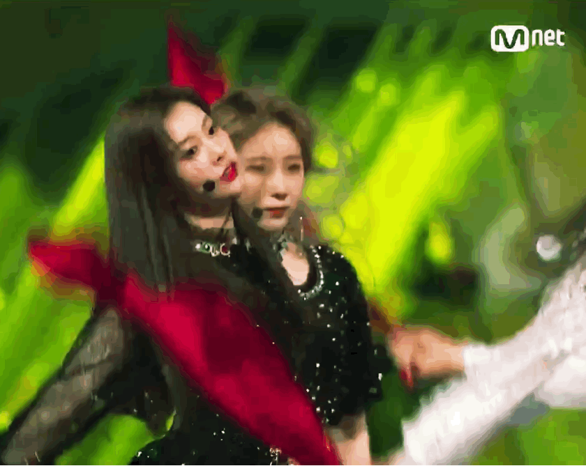 아이즈원) 혜원이가 내려친 유리의 손수건을 치우려다 헛발질 하는 채연이 | 인스티즈