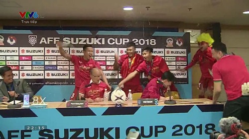 박항서 감독 기자회견에 난입해서 난동부리는 베트남 사람들 | 인스티즈