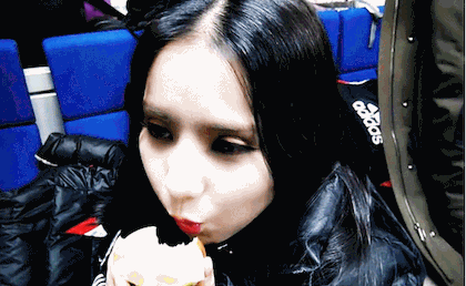 맛나게 먹는 여자친구 은하.gif | 인스티즈