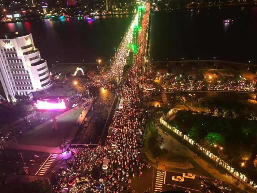 스즈키컵 우승 이후 열광적인 광란의 파티 분위기인 베트남 현지의 상황.jpg | 인스티즈