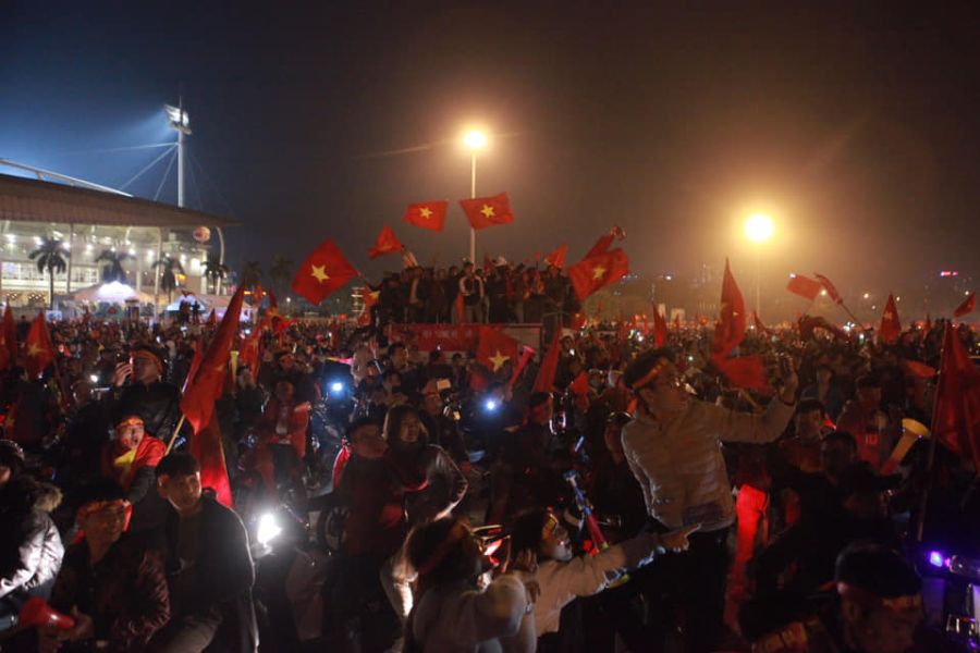 스즈키컵 우승 이후 열광적인 광란의 파티 분위기인 베트남 현지의 상황.jpg | 인스티즈