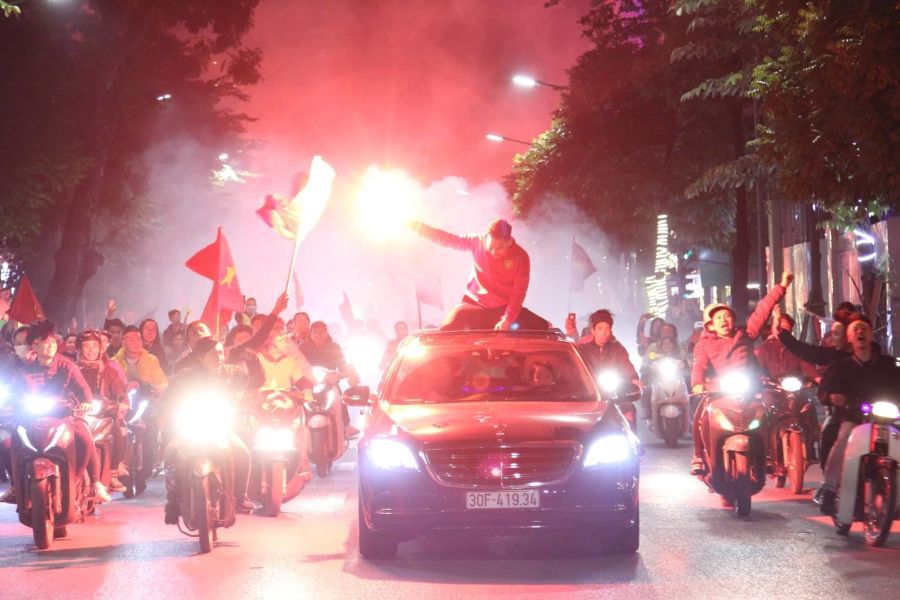 스즈키컵 우승 이후 열광적인 광란의 파티 분위기인 베트남 현지의 상황.jpg | 인스티즈