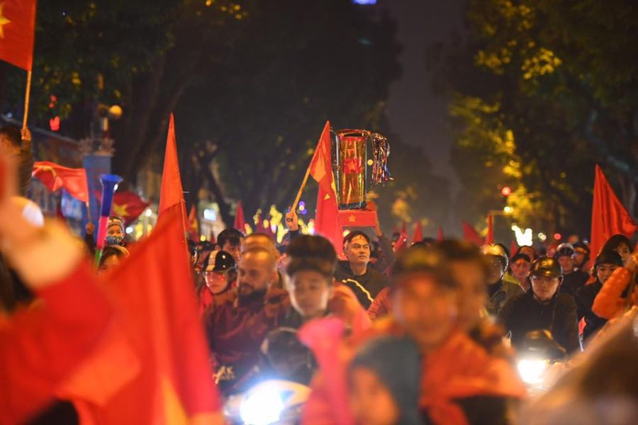 스즈키컵 우승 이후 열광적인 광란의 파티 분위기인 베트남 현지의 상황.jpg | 인스티즈