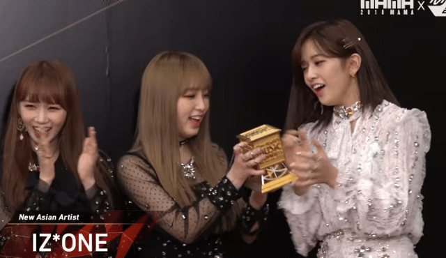 아이즈원) 트로피 제대로 들어올릴 줄 아는 안유진 | 인스티즈