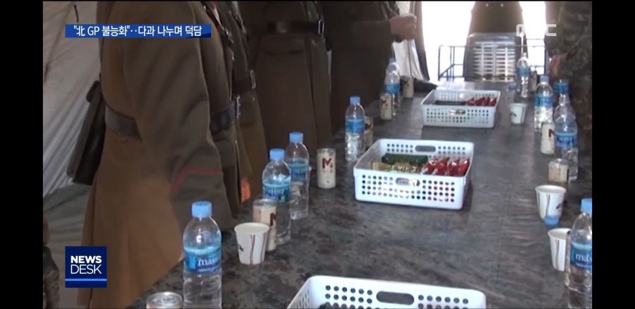 다과 나누며 덕담하는 남북 군인들.jpg | 인스티즈