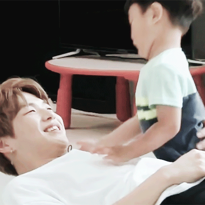 뽀뽀할때 표정으로 차별하는 시안이(Feat. 나연 정연 정채연 강다니엘 누나들 그리고 꾹이) | 인스티즈