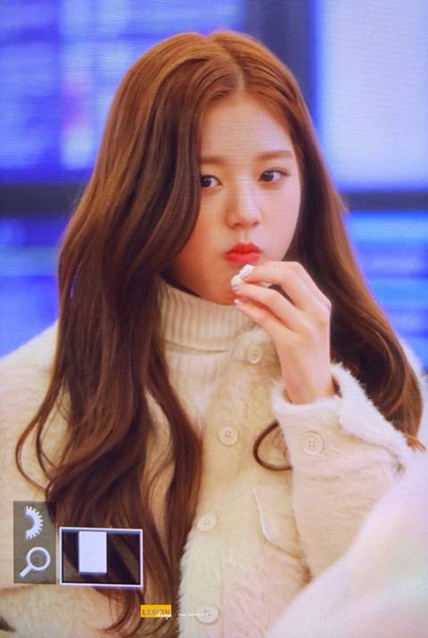 아이즈원) 공항에서 빵먹는 프리뷰 혜원&amp;원영 | 인스티즈