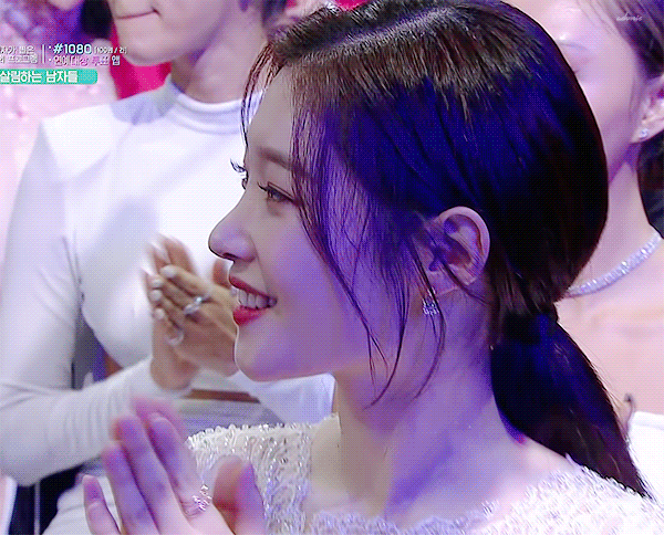 핫이슈 예능인상 받은 정채연.gif | 인스티즈