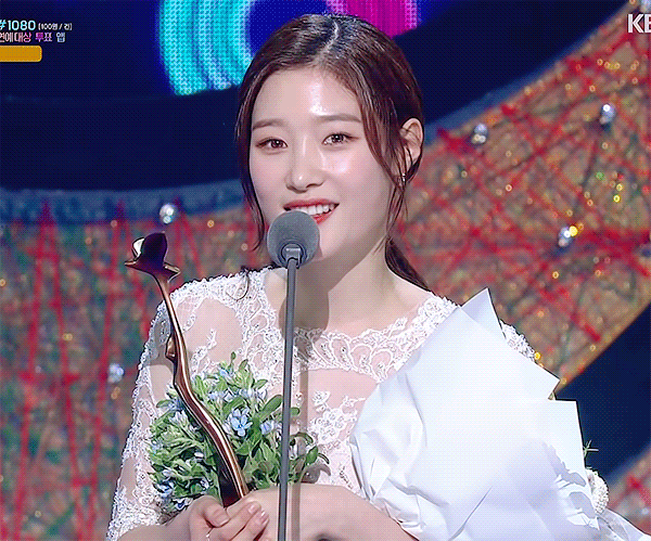 핫이슈 예능인상 받은 정채연.gif | 인스티즈